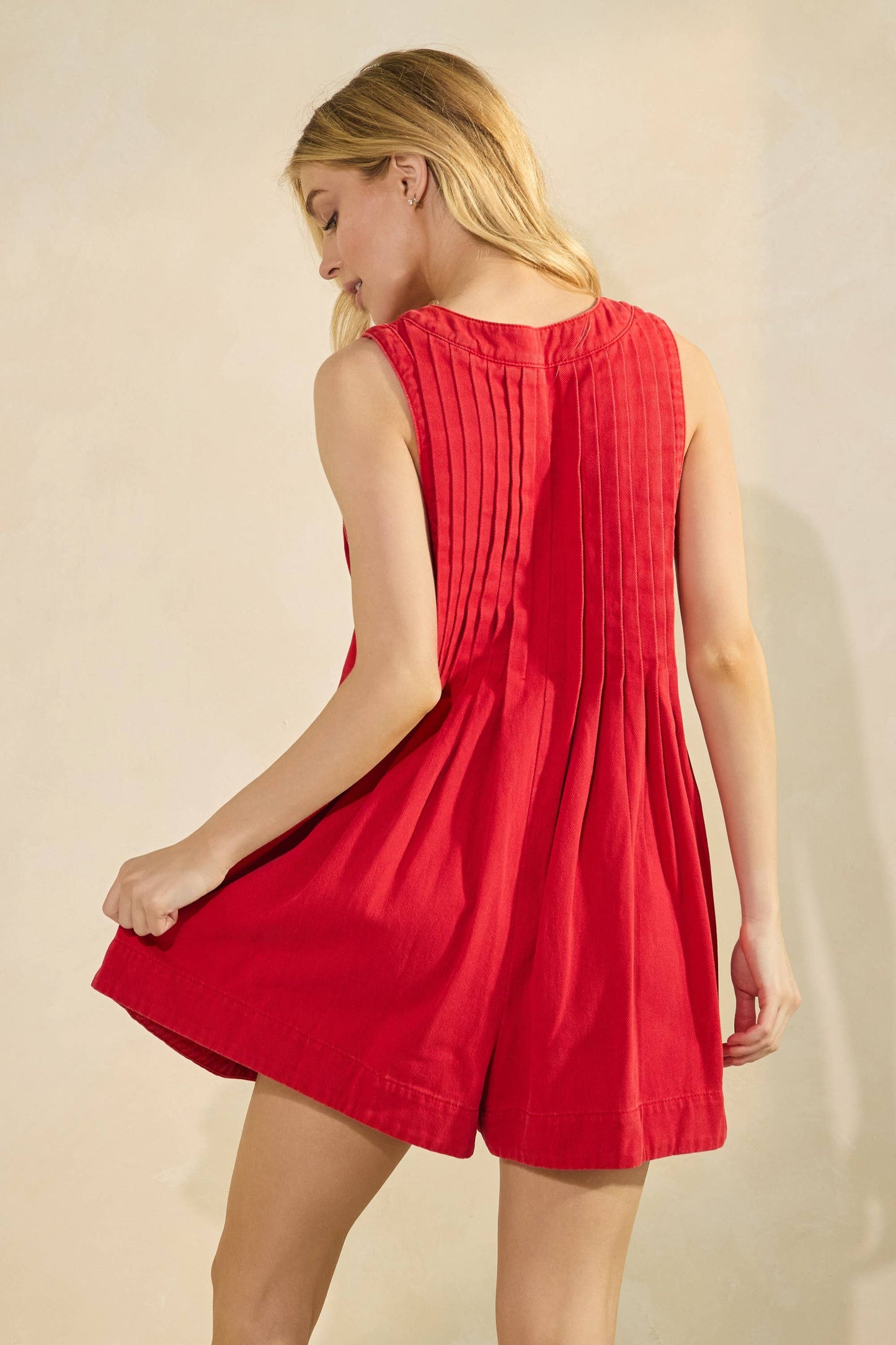 PLEATED TIE FRONT DENIM WASHED ROMPER: LT DENIM / S