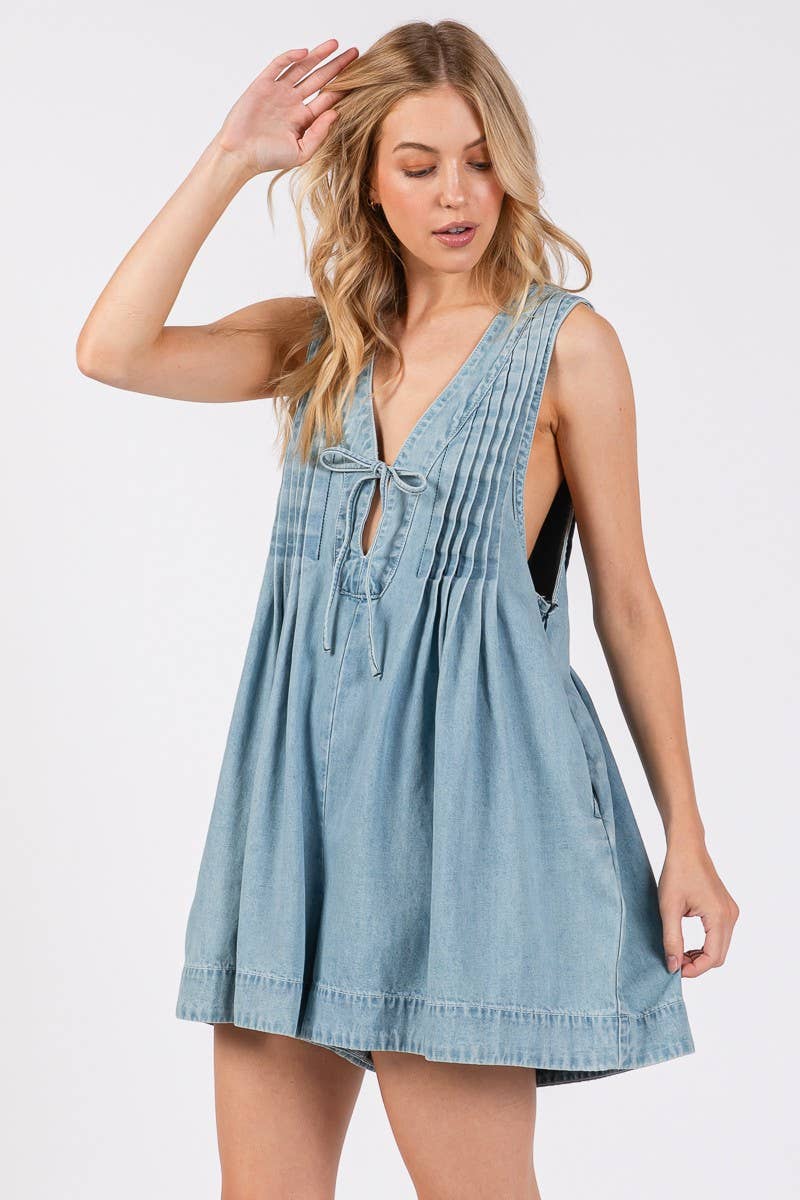 PLEATED TIE FRONT DENIM WASHED ROMPER: LT DENIM / M
