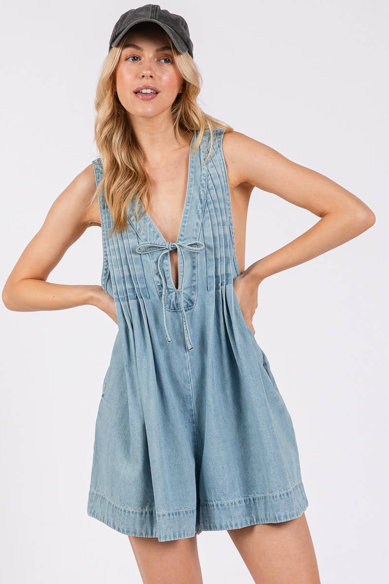 PLEATED TIE FRONT DENIM WASHED ROMPER: LT DENIM / M