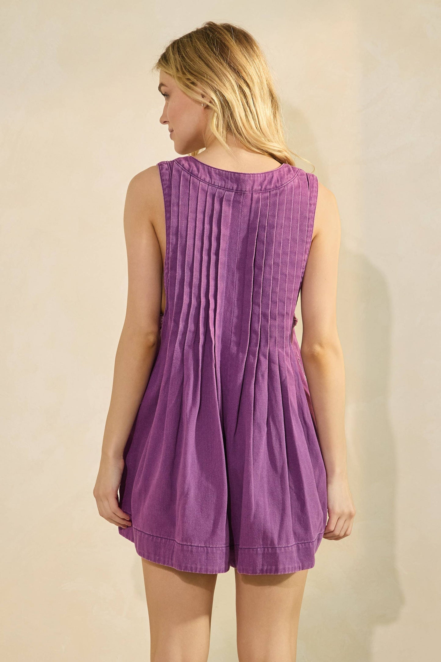 PLEATED TIE FRONT DENIM WASHED ROMPER: LT DENIM / L