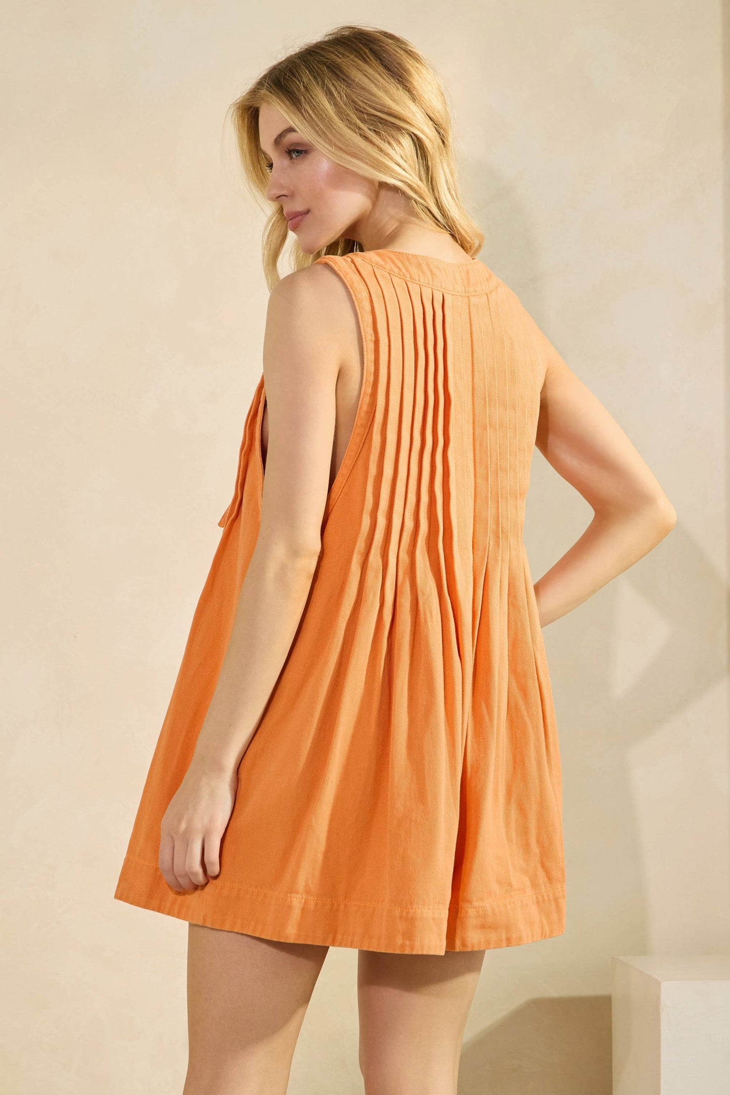 PLEATED TIE FRONT DENIM WASHED ROMPER: LT DENIM / M